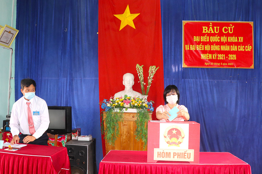  Phó Chủ tịch UBND tỉnh Gia Lai Nguyễn Thị Thanh Lịch bỏ lá phiếu đầu tiên, tại khu vực bỏ phiếu số 2 (tổ dân phố 2, phường An Bình, thị xã An Khê). Ảnh: Ngọc Minh