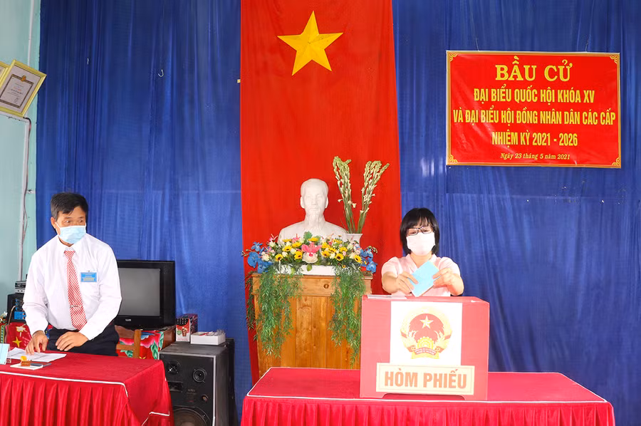  Phó Chủ tịch UBND tỉnh Gia Lai Nguyễn Thị Thanh Lịch bỏ lá phiếu đầu tiên, tại khu vực bỏ phiếu số 2 (tổ dân phố 2, phường An Bình, thị xã An Khê). Ảnh: Ngọc Minh