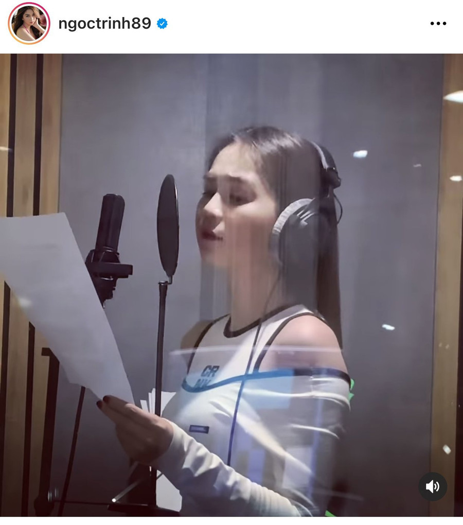 Trước đó, việc chân dài đăng tải clip trong phòng thu khiến nhiều người hoài nghi cô lấn sân sang ca hát. ẢNH: CHỤP MÀN HÌNH