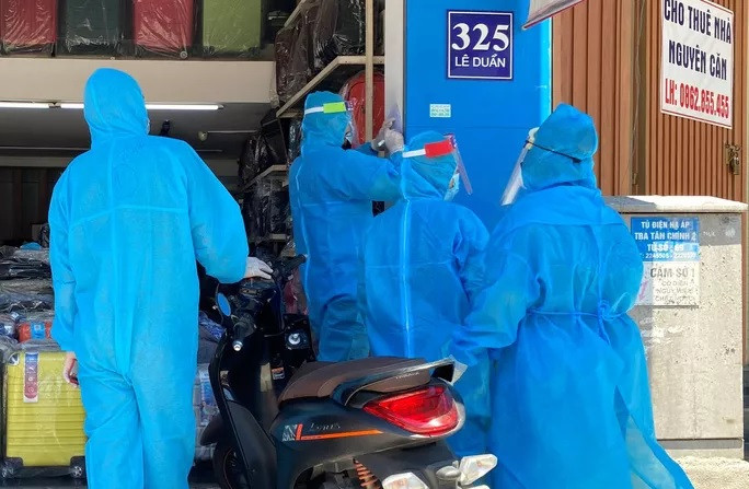Nhân viên y tế điều tra dịch tễ trong khu phong tỏa đường Lê Duẩn - Đà Nẵng