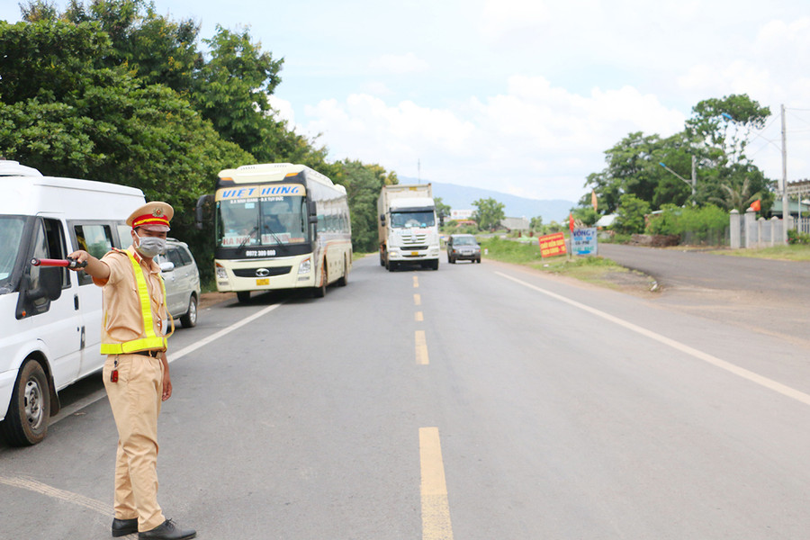 Lực lượng chức năng kiểm soát người, phương tiện qua chốt ở khu vực cầu 110 (huyện Chư Pưh) trên tuyến quốc lộ 14-đoạn giáp ranh giữa 2 tỉnh Gia Lai và Đak Lak. Ảnh: Quang Tấn Lực lượng chức năng kiểm soát người, phương tiện qua chốt ở khu vực cầu 110 (huyện Chư Pưh) trên tuyến quốc lộ 14 đoạn ranh giữa tỉnh Gia Lai và Đak Lak. Ảnh: Quang Tấn