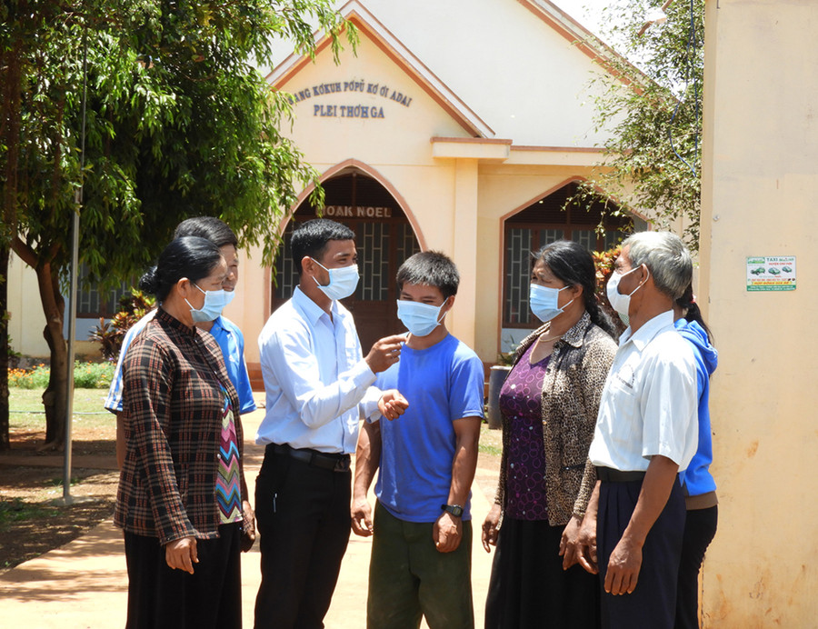 Giáo dân Chi hội Tin lành Plei Thơ Ga (xã Chư Don, huyện Chư Pưh) nghe phổ biến công tác phòng-chống dịch Covid-19 tại cơ sở tôn giáo. Ảnh: Thanh Nhật Giáo dân Chi hội Tin lành Plei Thơ Ga (xã Chư Đôn huyện Chư Pưh) nghe phổ biến công tác phòng-chống dịch Covid-19 tại cơ sở tôn giáo. Ảnh: Thanh Nhật