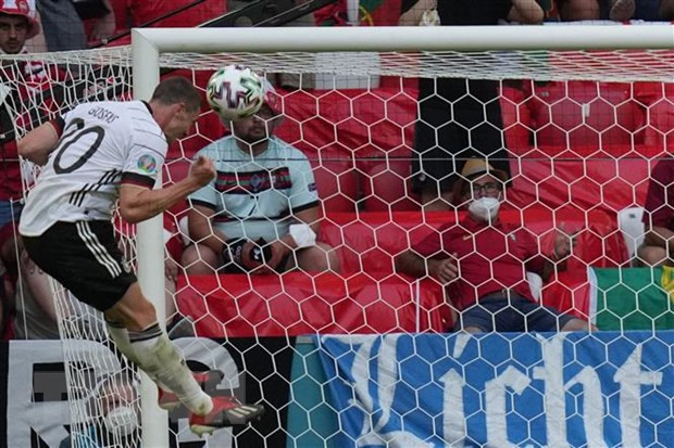 Hậu vệ cánh Robin Gosens đánh đầu ghi bàn thắng thứ 4 cho tuyển Đức trong trận đấu lượt hai gặp Bồ Đào Nha tại bảng F, vòng chung kết EURO 2020 ở Munich ngày 19/6/2021. (Ảnh: AFP/TTXVN)