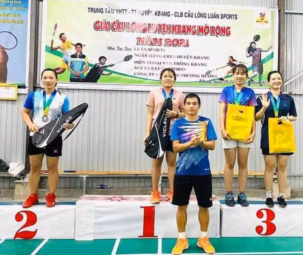 2. Giải thi đấu cầu lông tại Nhà thi đấu thể thao của anh Trần Mạnh Luân. Ảnh T.D