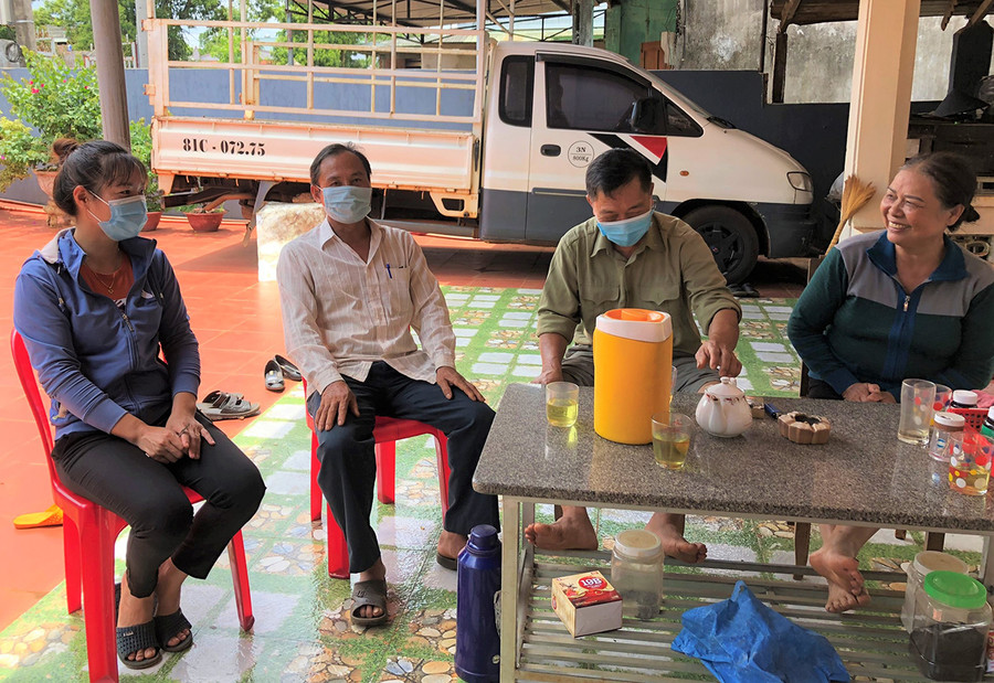 Bà Nguyễn Thị Thanh-Bí thư Chi bộ thôn Thắng Trạch 2 (bìa trái) cùng trưởng thôn trao đổi về tình hình phát triển kinh tế với vợ chồng ông Lê Đình Phớt. Ảnh: Đinh Yến Bà Nguyễn Thị Thanh-Bí thư Chi bộ thôn Thắng Trạch 2 (bìa trái) cùng trưởng thôn trao đổi về tình hình phát triển kinh tế với vợ chồng ông Lê Đình Phớt. Ảnh: Đinh Yến