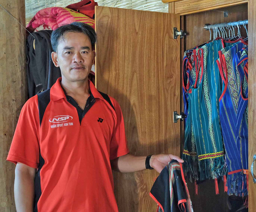 Già làng Hyưnh (làng Kon Sơ Lăl, xã Hà Tây, huyện Chư Păh) kiểm tra tài sản chung của làng để ở nhà rông. Ảnh: Hoàng Ngọc