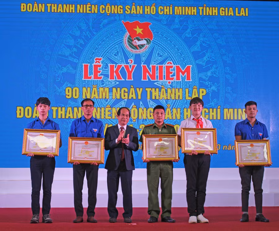 Chủ tịch UBND tỉnh Võ Ngọc Thành tặng bằng khen cho các cá nhân được bình chọn là Công dân trẻ tiêu biểu năm 2020. (ảnh chụp ngày 26-3-2021). Ảnh: Thủy Bình
