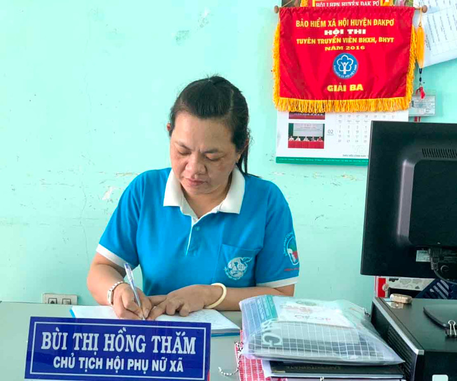 Chị Bùi Thị Hồng Thắm nhiều lần được Hội LHPN tỉnh, huyện và UBND huyện, xã khen thưởng vì các thành tích trong công tác. Ảnh: Nhật Hào