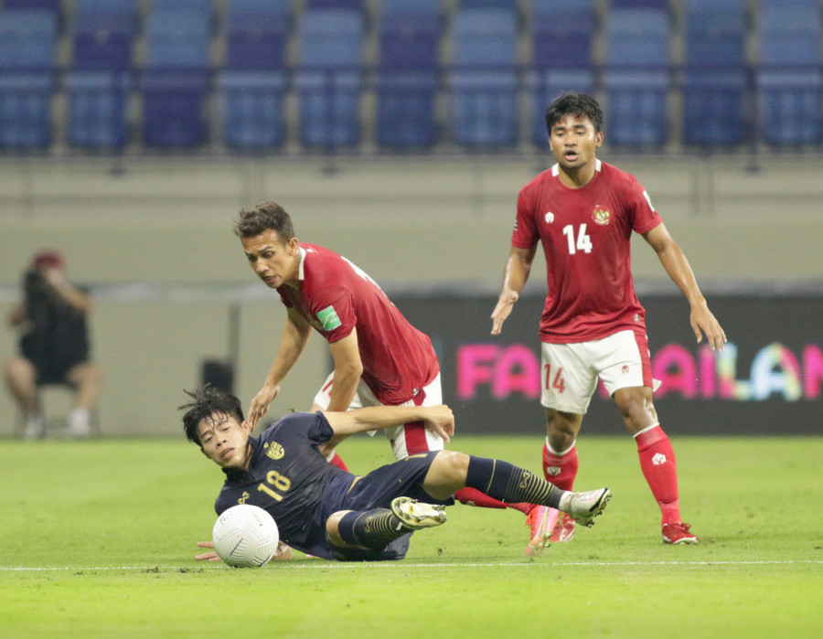 Khả năng tranh chấp của các tuyển thủ Indonesia (áo đỏ) vẫn cần phải cải thiện. Ảnh: NGỌC LINH