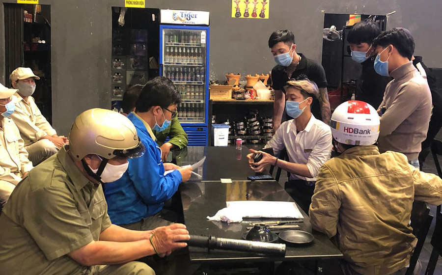 Lực lượng chức năng phường Hoa Lư (TP. Pleiku) lập biên bản cơ sở vi phạm. Ảnh: Bá Bính Lực lượng chức năng phường Hoa Lư lập biên bản cơ sở vi phạm. Ảnh: Bá Bính