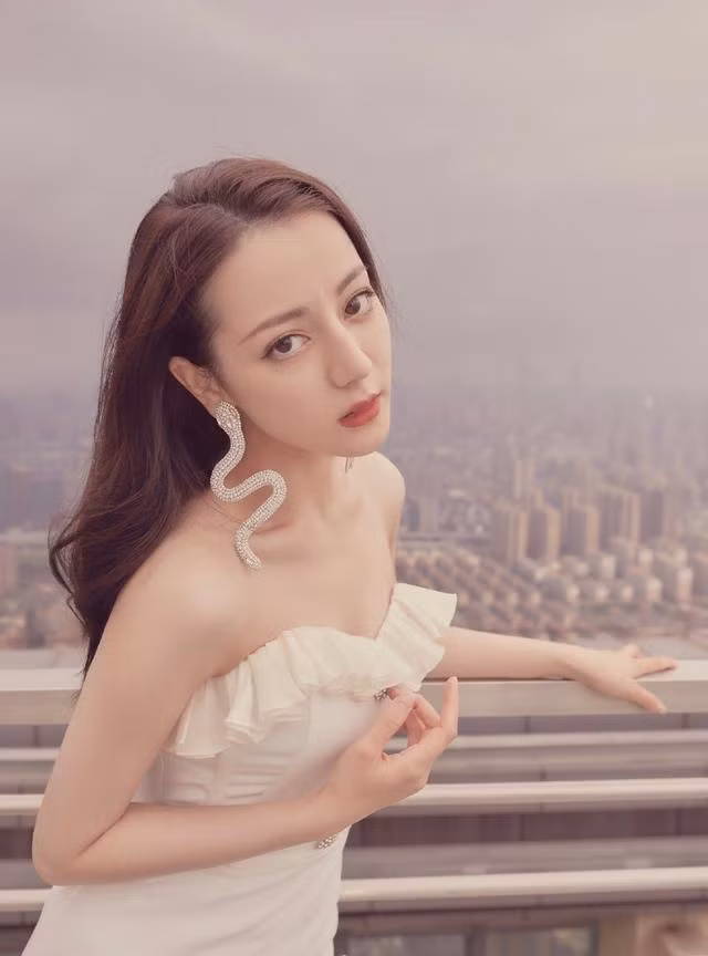 Các đường nét trên khuôn mặt của người đẹp cũng hoàn hảo. Địch Lệ Nhiệt Ba có sống mũi cao, chiếc cằm hoàn hảo và khuôn miệng anh đào đỏ tươi. Người đẹp cũng khéo léo mix bông tai đính hạt thanh mảnh, tinh tế, làm nổi bật cá tính và gu thời trang độc đáo. Thiết kế váy cúp ngực còn giúp cô khoe xương quai xanh quyến rũ và khuôn ngực gợi cảm.