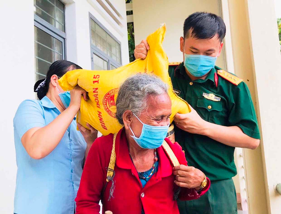 Binh đoàn 15 hỗ trợ gạo cho người dân 2 xã Ia Mơr và Ia Piơr (huyện Chư Prông). Ảnh: Vĩnh Hoàng Binh đoàn 15 hỗ trợ gạo cho người dân xã Ia Mơr và Ia Piơr (huyện Chư Prông). Ảnh: Vĩnh Hoàng