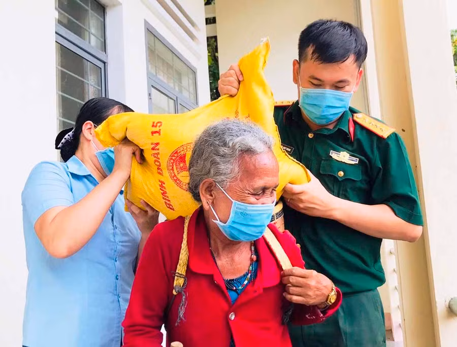 Binh đoàn 15 hỗ trợ gạo cho người dân xã Ia Mơr và Ia Piơr (huyện Chư Prông). Ảnh: Vĩnh Hoàng