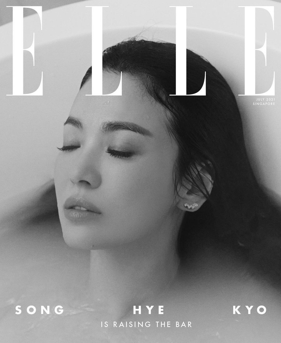 Tuy nhiên, Song Hye Kyo cho hay bộ phim đáng nhớ nhất của cô là Trái tim mùa thu. “Vai diễn trong tác phẩm đã đưa tôi đi đến ngày hôm nay”. Cô cũng cảm thấy rất may mắn vì đã có cơ hội đóng phim Trái tim mùa thu và được khán giả yêu thích. ẢNH: ELLE SINGAPORE