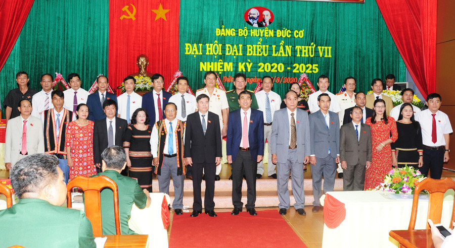 Ban Chấp hành Đảng bộ huyện Đức Cơ nhiệm kỳ 2020-2025. Ảnh: Vĩnh Hoàng Ban Chấp hành Đảng bộ huyện Đức Cơ nhiệm kỳ 2020-2025. Ảnh: Vĩnh Hoàng