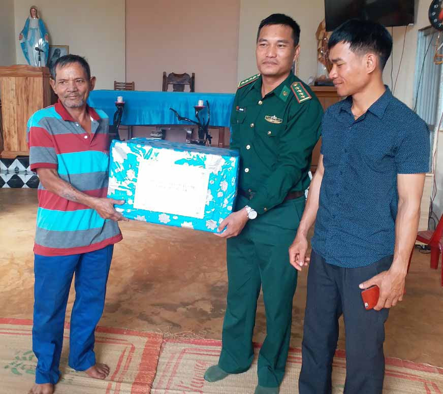 Cán bộ Đồn Biên phòng Ia Chía (huyện Ia Grai) tặng quà cho người dân. Ảnh: Vĩnh Hoàng