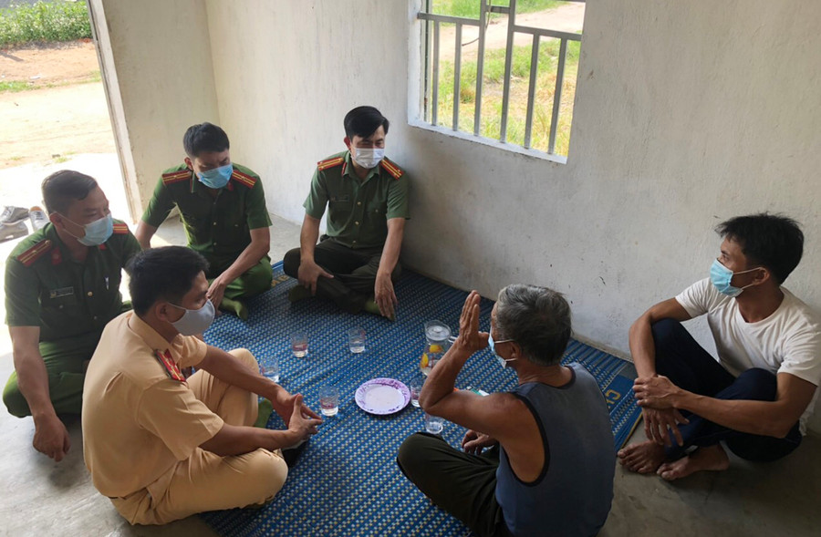  Công an huyện Phú Thiện đã đến thăm hỏi, động viên gia đình chị Nhung. Ảnh: Văn Ngọc