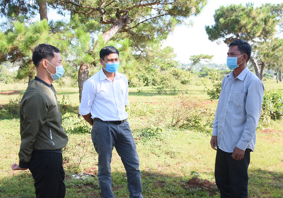 Ông Mưnh (bìa phải, làng H'Lâm, thị trấn Đak Đoa) khẳng định quanh khu vực sân golf Đak Đoa không có tình trạng “sốt” đất. Ảnh: Minh Nguyễn Ông Mưnh (bìa phải, người dân làng HLâm) khẳng định quanh khu vực sân golf Đak Đoa không có tình trạng “sốt” đất. Ảnh: Minh Nguyễn