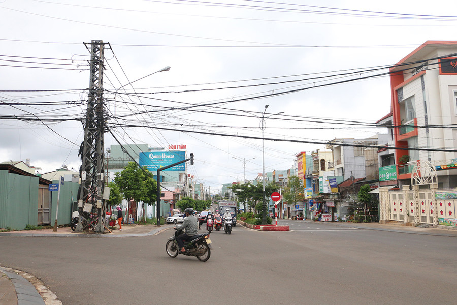 Đường Cách Mạng Tháng Tám dây cáp đan xen, chằn chịt lên nhau. Ảnh: Quang Tấn