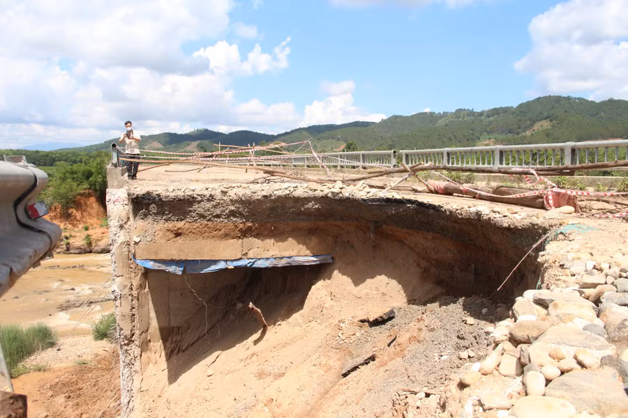 Cây cầu bị sạt lở nghiêm trọng. ẢNH: ĐỨC NHẬT