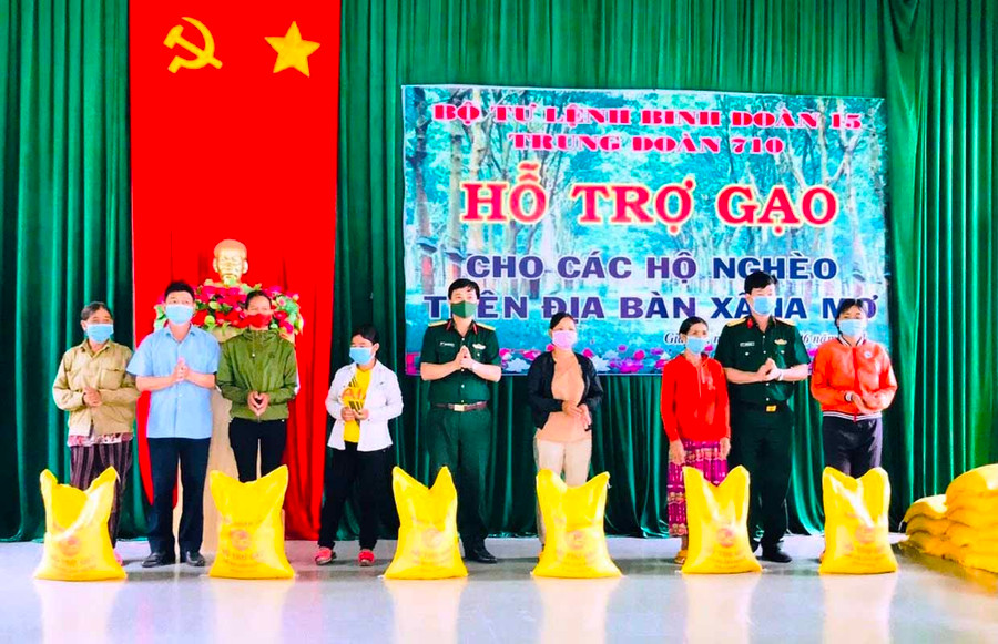 Lãnh đạo Phòng Chính trị Binh đoàn 15 và Trung đoàn Kinh tế-Quốc phòng 710 hỗ trợ gạo cho người dân xã Ia Mơr (huyện Chư Prông). Ảnh: Vĩnh Hoàng Lãnh đạo Phòng Chính trị Binh đoàn 15 và Trung đoàn Kinh tế- Quốc phòng 710 tặng quà cho người dân. Ảnh: Vĩnh Hoàng