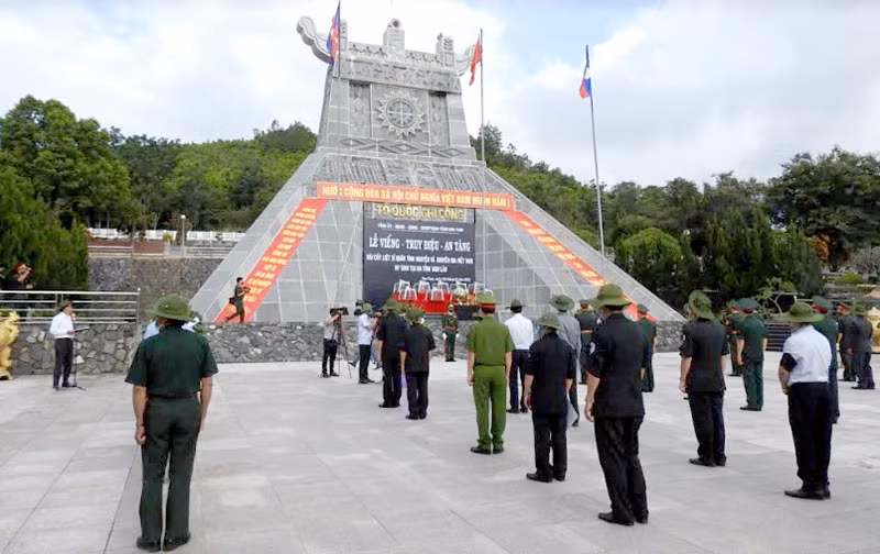 Lễ viếng, truy điệu, an táng chín hài cốt liệt sĩ tại Nghĩa trang liệt sĩ huyện Ngọc Hồi, tỉnh Kon Tum.