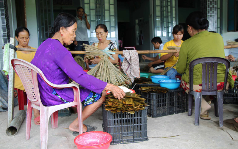 Cả gia đình “chạy đua” cho kịp sản phẩm. Cả gia đình “chạy đua” cho kịp sản phẩm.