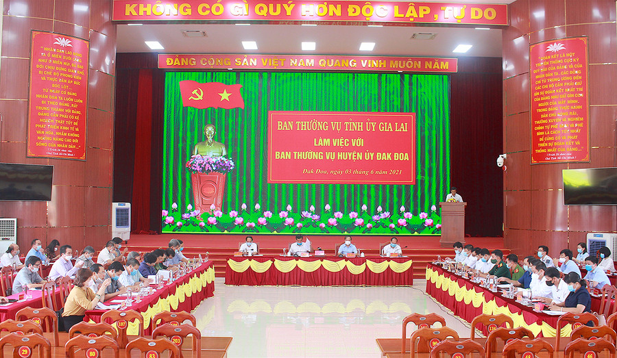 Quang cảnh buổi làm việc. Ảnh: Hồng Thi Quang cảnh buổi làm việc. Ảnh: Hồng Thi