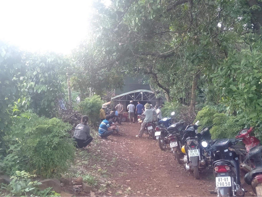  Hiện trường vụ tai nạn, Gia đình lo tang lễ cho 2 mẹ con chị Theng. Ảnh: Văn Ngọc