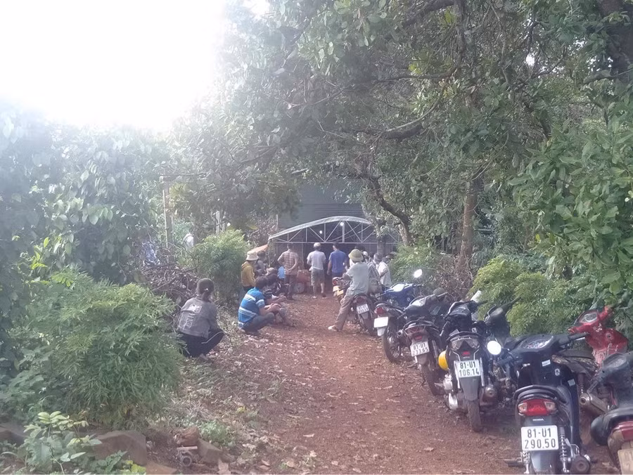  Hiện trường vụ tai nạn, Gia đình lo tang lễ cho 2 mẹ con chị Theng. Ảnh: Văn Ngọc