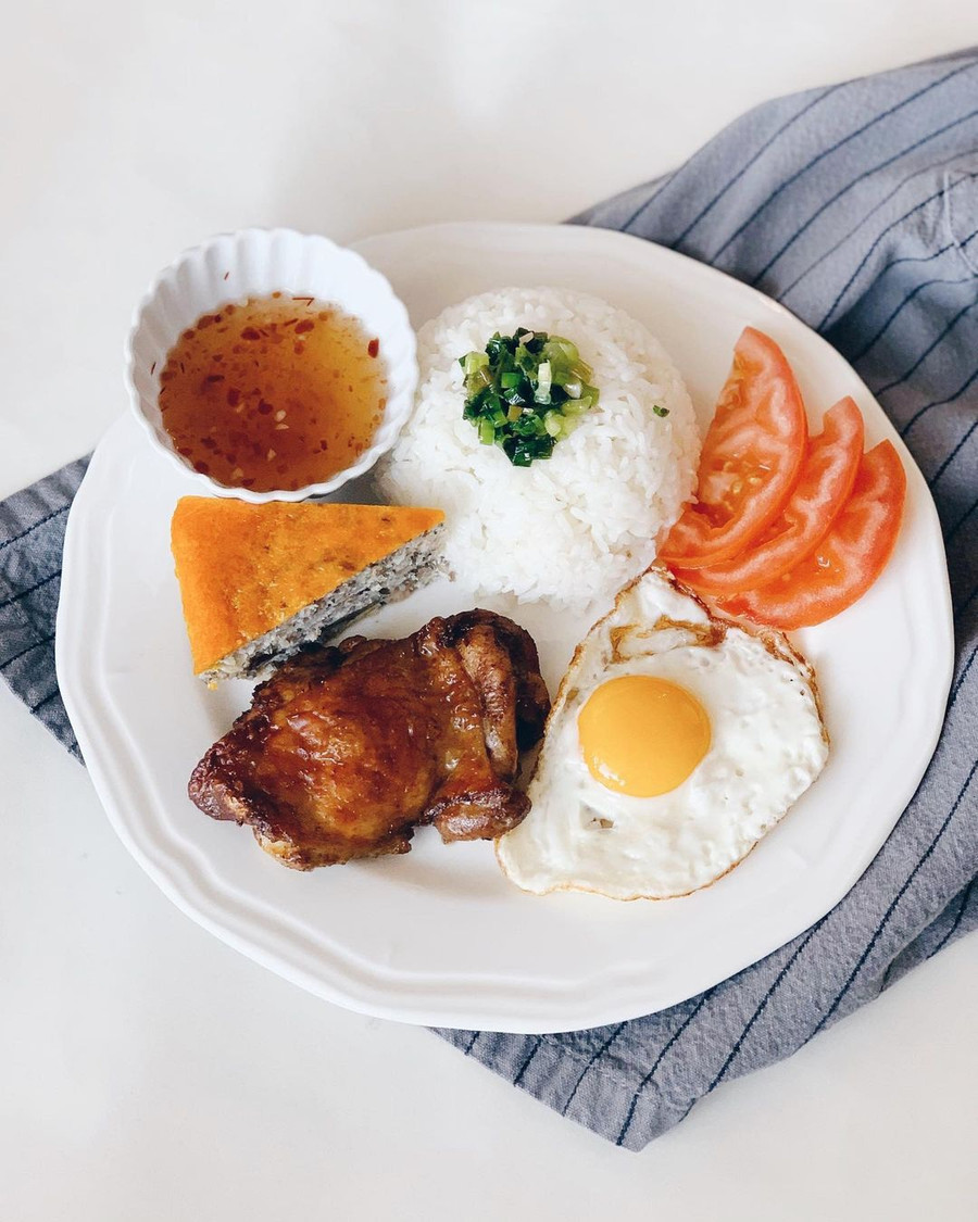 Không khó để tìm thấy những quán cơm sườn từ cao cấp cho tới bình dân ở Sài Gòn. (Ảnh: cookwithvie).