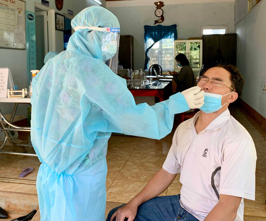 Nhân viên y tế lấy mẫu xét nghiệm cho người dân phường Hội Phú (TP. Pleiku). Ảnh: Như Ý