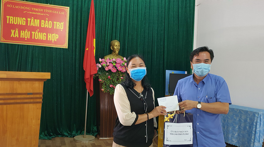  Phó Chủ tịch Thường trực UBND TP. Pleiku thăm tặng quà Trung tâm Bảo trợ Xã hội tổng hợp tỉnh. Ảnh: Bá Bính