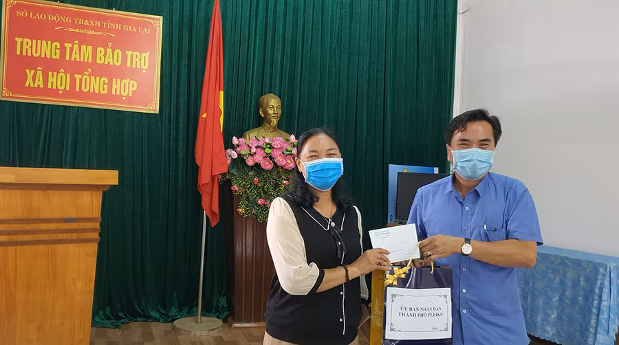  Phó Chủ tịch Thường trực UBND TP. Pleiku thăm tặng quà Trung tâm Bảo trợ Xã hội tổng hợp tỉnh. Ảnh: Bá Bính