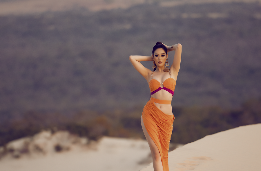 Nhân dịp này, Khánh Vân cũng gửi tặng khán giả bộ ảnh nóng bỏng thực hiện trên đồi cát, thay cho lời cảm ơn những khán giả đã yêu quý cô trong suốt thời gian qua. Ảnh: Nguyễn Long.