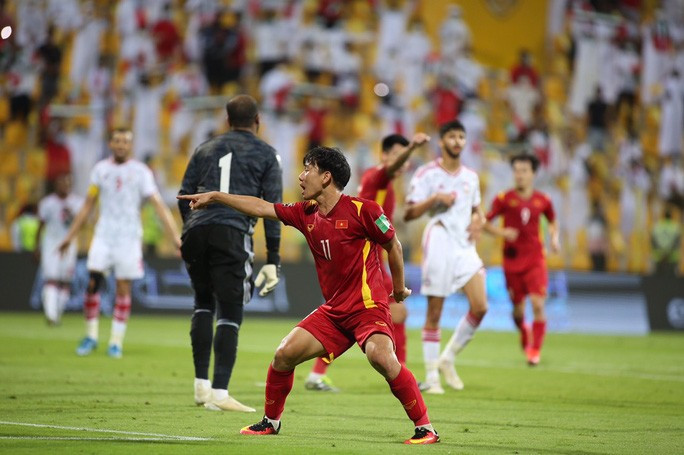 Sau khi ghi bàn rút ngắn tỉ số 2-3, Minh Vương lập tức kêu gọi đồng đội tiếp tục tấn công với hy vọng gỡ hòa Sau khi ghi bàn rút ngắn tỉ số 2-3, Minh Vương lập tức kêu gọi đồng đội tiếp tục tấn công với hy vọng gỡ hòa