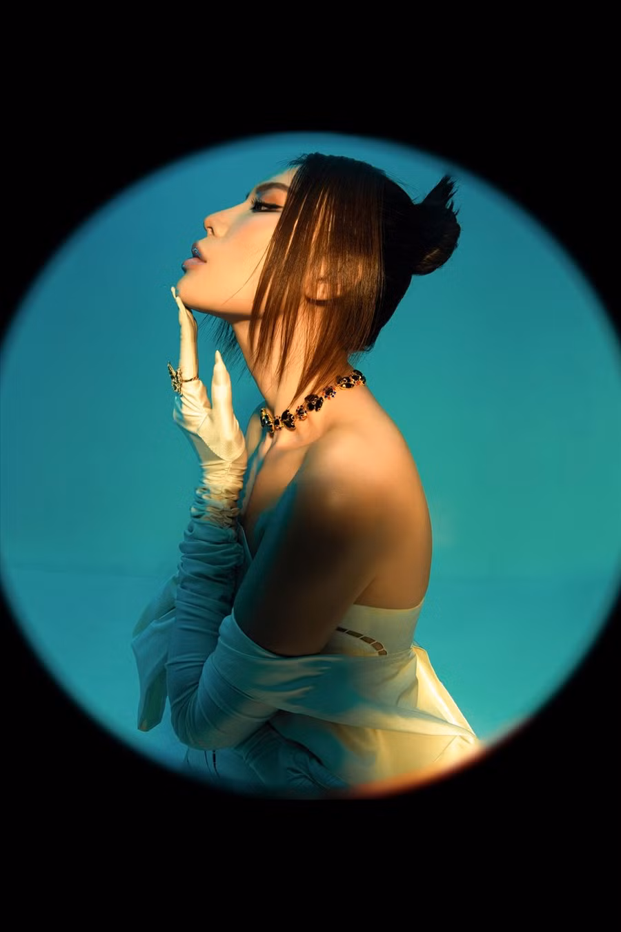 Không chỉ là gương mặt yêu thích của các NTK khi cần tìm kiếm gương mặt trình diễn mở màn hay vedette, Minh Tú cũng dễ dàng nhận được nhiều sự ưu ái mời chụp những bộ ảnh thời trang ấn tượng.