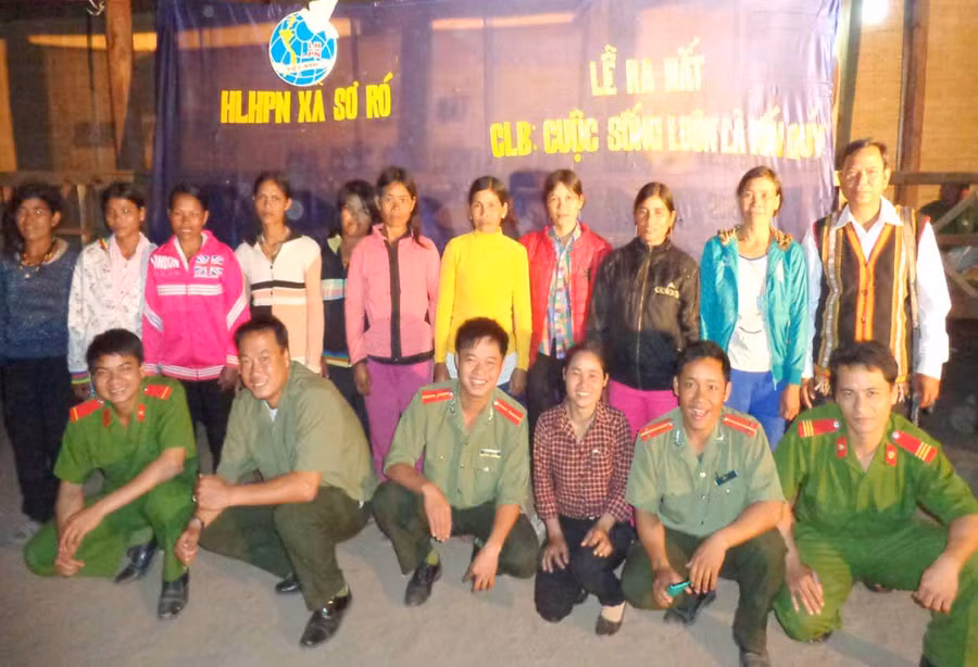 Ra mắt Câu lạc bộ “Cuộc sống luôn là vốn quý” tại xã Sró năm 2018. Ảnh: Lê Anh