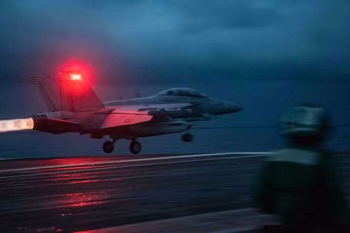 Máy bay tác chiến điện tử EA-18G Growler cất cánh từ Tàu sân bay Mỹ Ronald Reagan hôm 14-6. Ảnh: Hải quân Mỹ