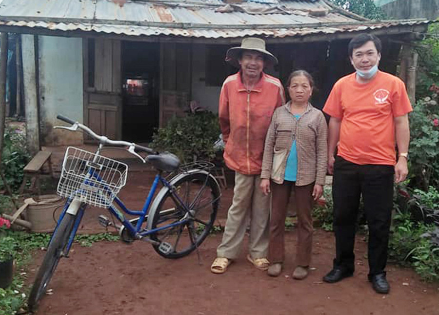  Đại diện Câu lạc bộ Giọt hồng Pleiku tặng chiếc xe đạp cho gia đình bà Nguyễn Thị Tâm. Ảnh: Hà Phương