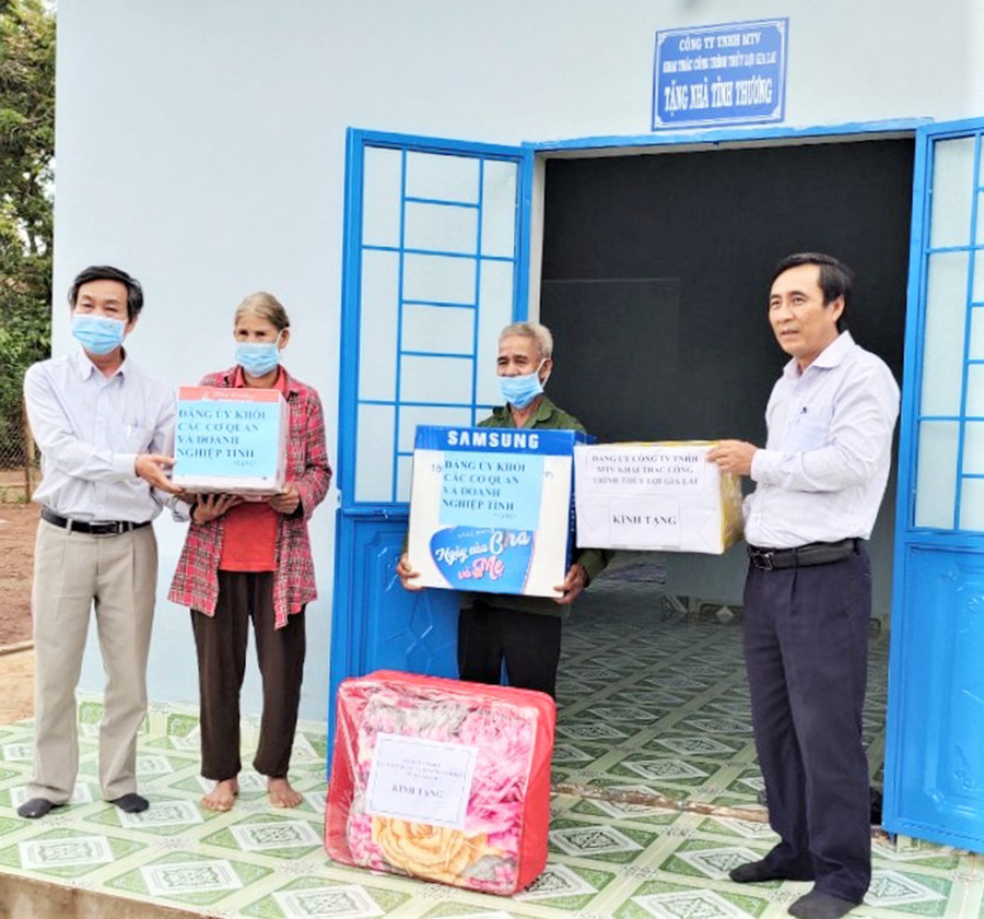 Công ty TNHH một thành viên Khai thác công trình thủy lợi Gia Lai trao nhà "Mái ấm biên cương" cho 2 gia đình có công với cách mạng. Ảnh: Đinh Yến Công ty TNHH một thành viên khai thác công trình thủy lợi Gia Lai trao 2 nhà Mái ấm biên cương cho 2 gia đình có công với cách mạng. Ảnh: Đinh Yến