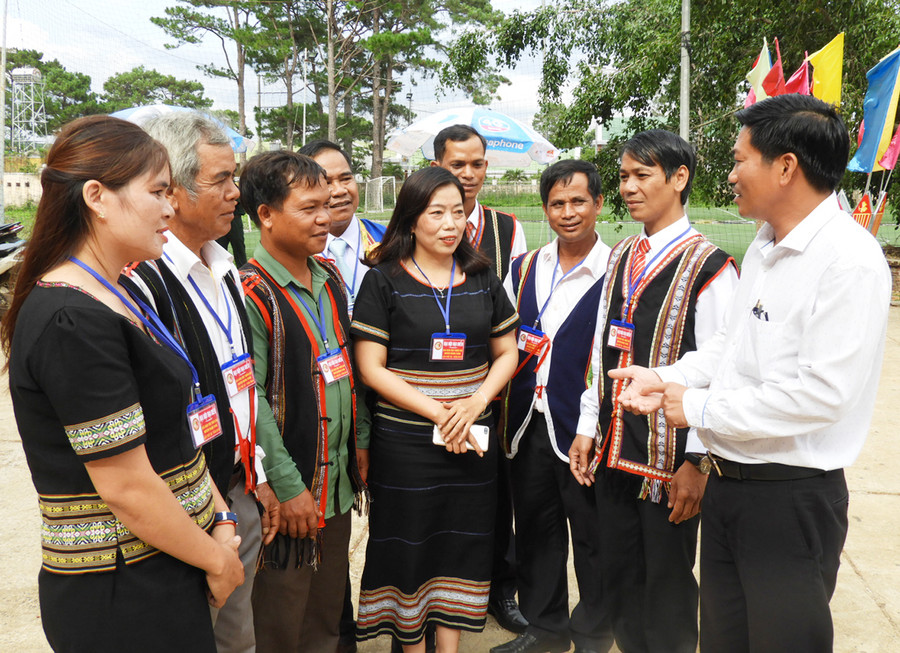 Chủ tịch UBND huyện Mang Yang Lê Trọng (bìa phải) trao đổi với đội ngũ cán bộ cơ sở về công tác thực hiện Chỉ thị số 05-CT/TW của Bộ Chính trị. Ảnh: Thanh Nhật Chủ tịch UBND huyện Mang Yang Lê Trọng (áo trắng) trao đổi với cán bộ cơ sở về công tác thực hiện Chỉ thị số 05-CTTW của Bộ Chính trị. Ảnh: Thanh Nhật