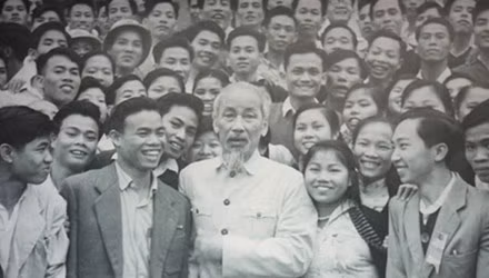 Bác Hồ và các đại biểu Đại hội Đoàn toàn quốc lần thứ III. Ảnh: Tư liệu