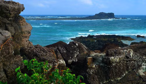 Biển xanh sâu thẳm, sóng đánh vào ghềnh đá tạo nên vẻ đẹp hùng vĩ của cù lao Thu.