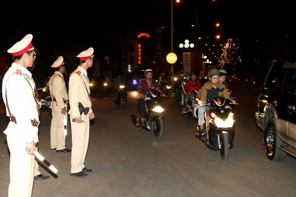 Lực lượng CSGT hướng dẫn lưu thông.