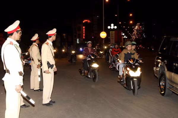 Lực lượng CSGT hướng dẫn lưu thông.