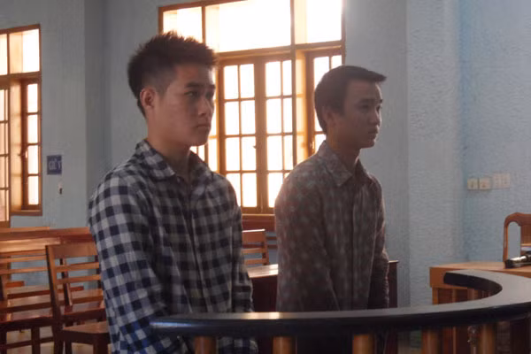 2 bị cáo trước vành móng ngựa. Ảnh: Tố Tâm