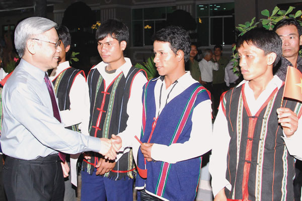 Tổng Bí thư Nguyễn Phú Trọng nói chuyện với công nhân quốc phòng là người dân tộc thiểu số của Binh đoàn 15. Ảnh: Đức Thụy Tổng Bí thư Nguyễn Phú Trọng nói chuyện với công nhân quốc phòng là người dân tộc thiểu số của Binh đoàn 15. Ảnh: Đức Thụy