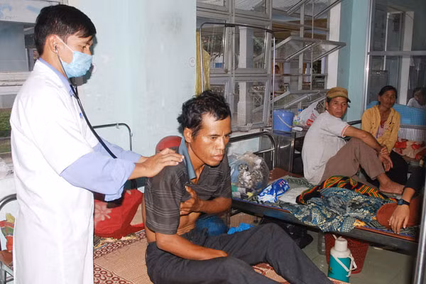 Khám bệnh cho người dân. Ảnh: Nguyễn Giác