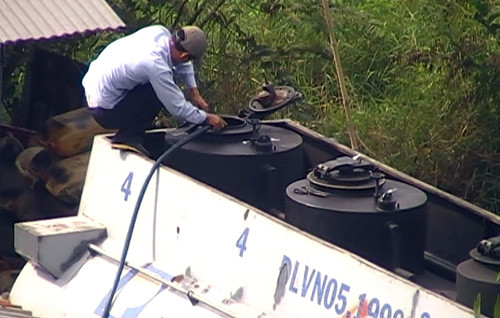 Bơm chất lỏng vào hầm để bù cho lượng xăng đã rút bên dưới Bơm chất lỏng vào hầm để bù cho lượng xăng đã rút bên dưới